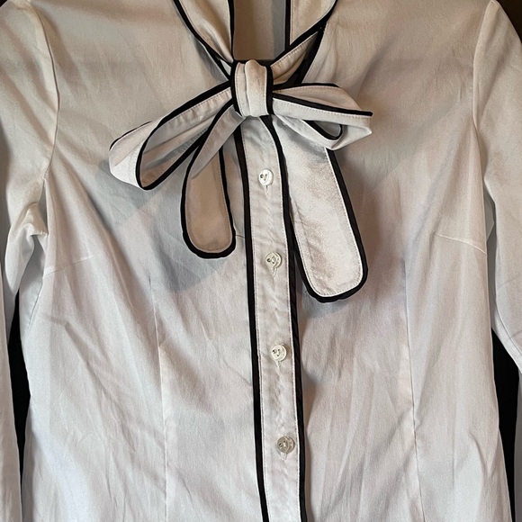 Elegant White Blouse with Black Trim - Picture 4 of 7